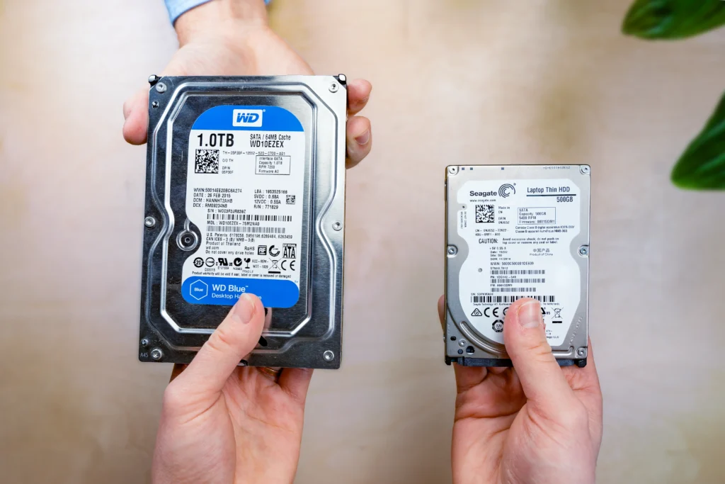 Kundin übergibt zwei HDD-Festplatten in die Hände von It-Dokter